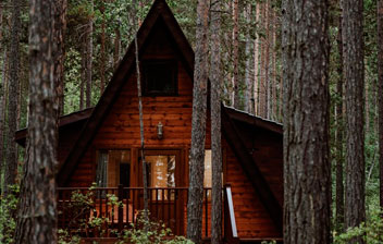 Двухэтажный A-Frame дом «Космос» в глэмпинге «Baikal Village»